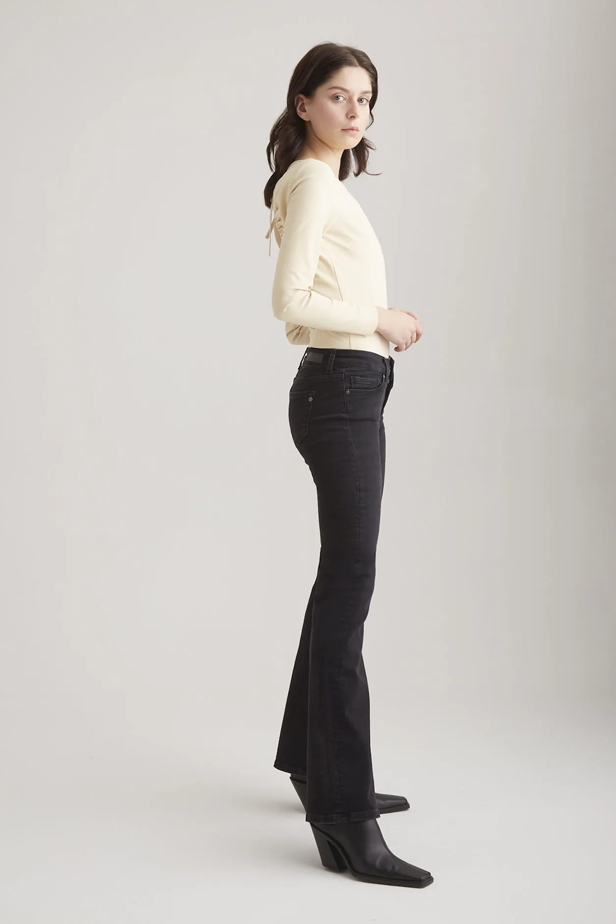 Laura - Mid Waist Flare Jeans - Black Vintage