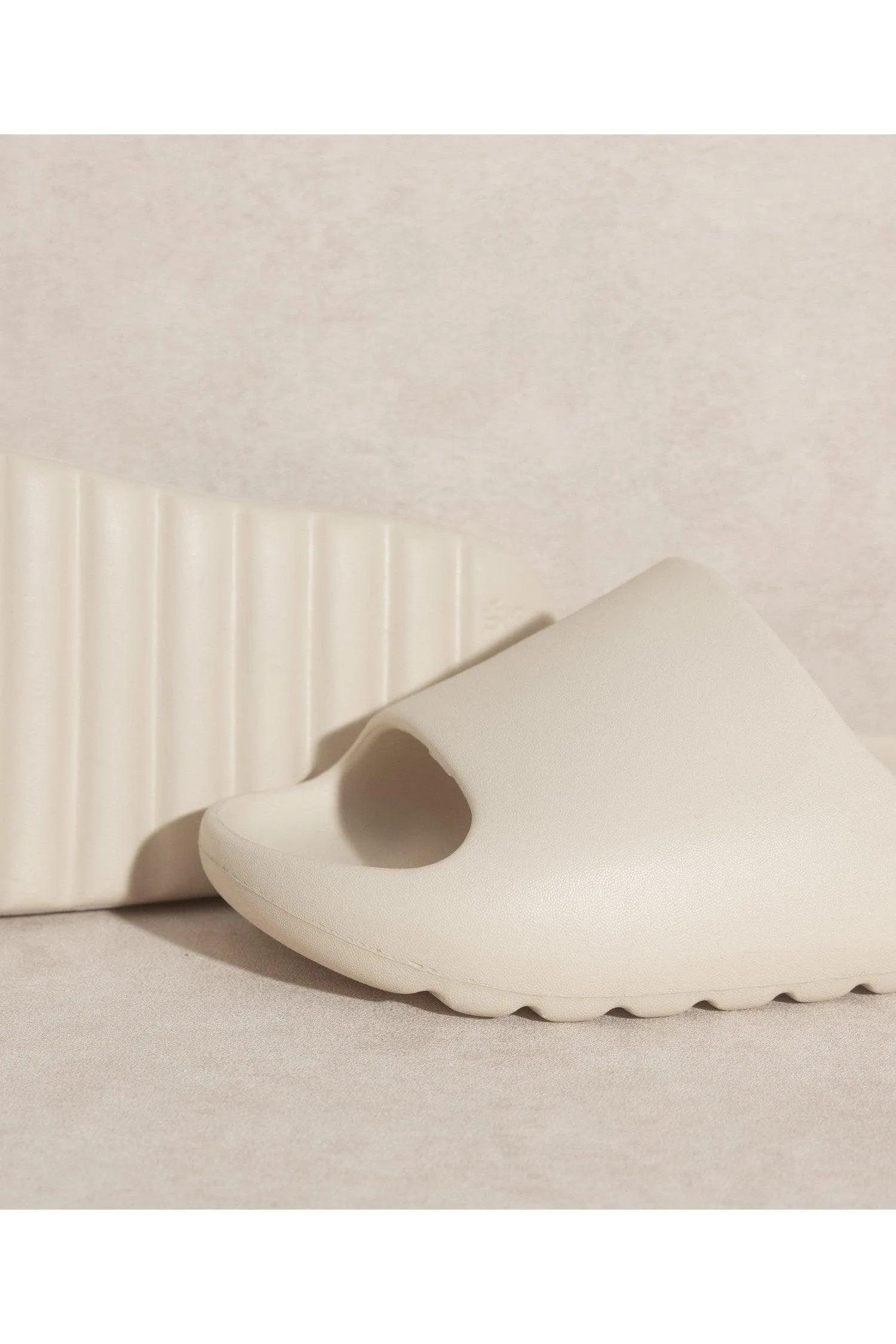 OASIS SOCIETY Wyatt Comfort Slides, Nude